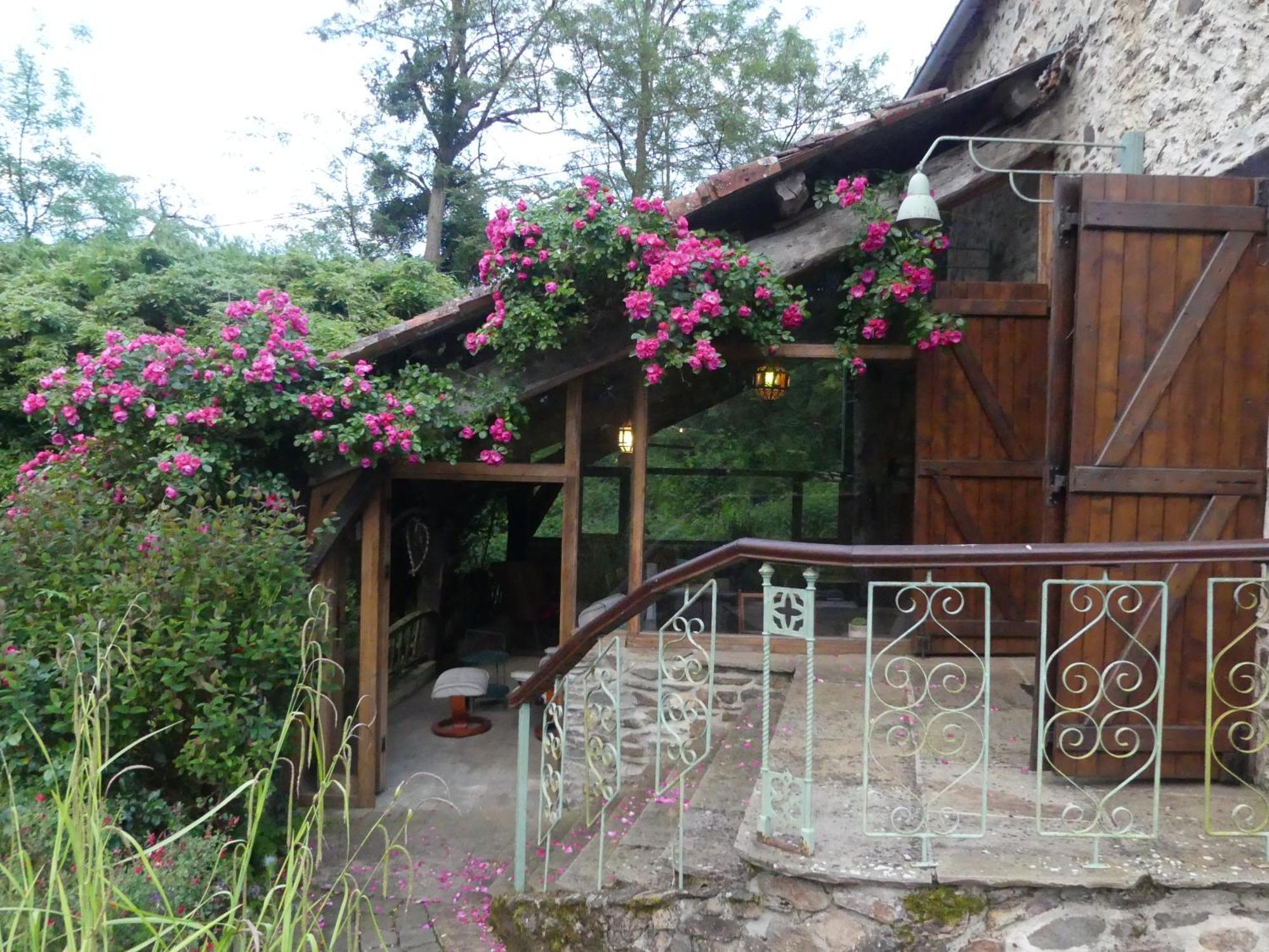 Au Coeur Des Loges Bed & Breakfast Saint-Bonnet-de-Bellac Exterior photo